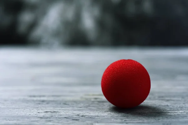 Nariz de palhaço vermelho — Fotografia de Stock