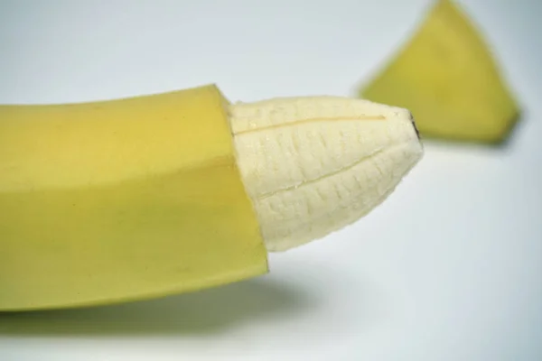 Banana com a pele da sua ponta removida — Fotografia de Stock