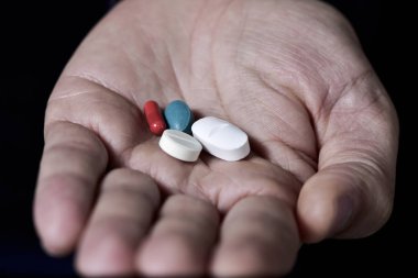 genç bir adamın elini hap