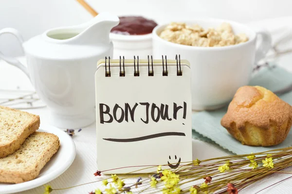 Завтрак и текст доброго утра на французском языке — стоковое фото