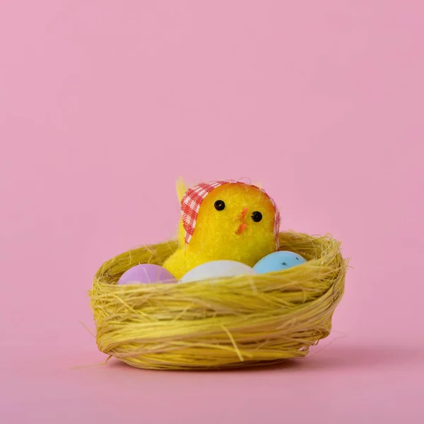 Pollito de peluche en un nido —  Fotos de Stock