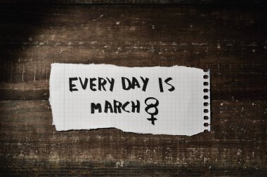 Her gün 8 Mart içinde bir kağıt parçası metindir