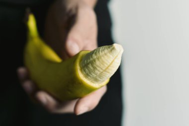 Adam kaldırıldı onun cilt ucu ile bir muz ile