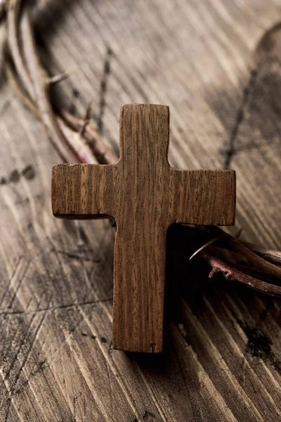 Çapraz ve İsa Mesih'in dikenli taç — Stok fotoğraf