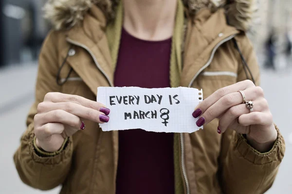 Mujer y texto todos los días es el 8 de marzo — Foto de Stock