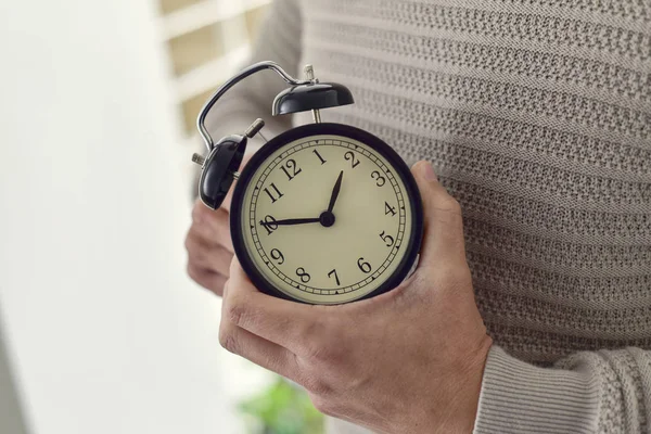 Homem enrolamento ou ajustando o tempo de um relógio — Fotografia de Stock