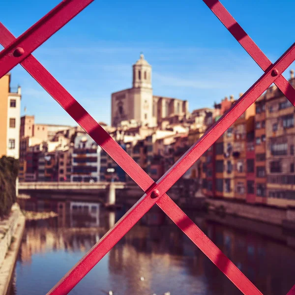 Girona, in Spagna, e il fiume Onyar — Foto Stock