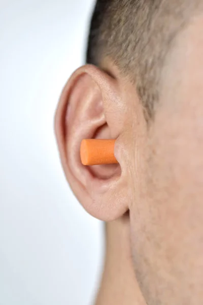 Homme avec un bouchon d'oreille dans son oreille — Photo