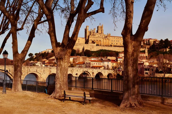 Orb River and Old Town of Beziers, France — Stock Photo, Image