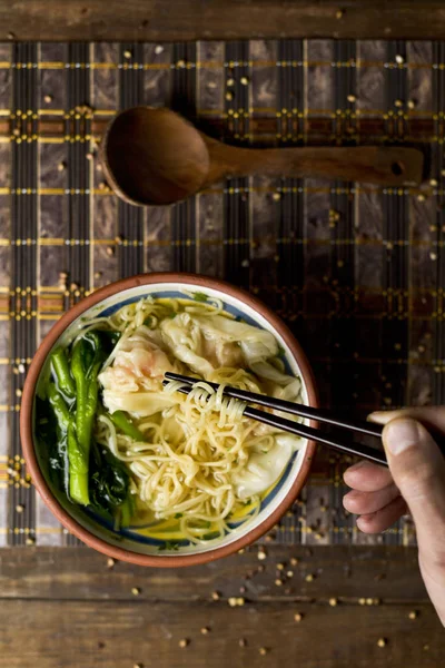 Sopa de fideos wonton de camarones con choy sum —  Fotos de Stock