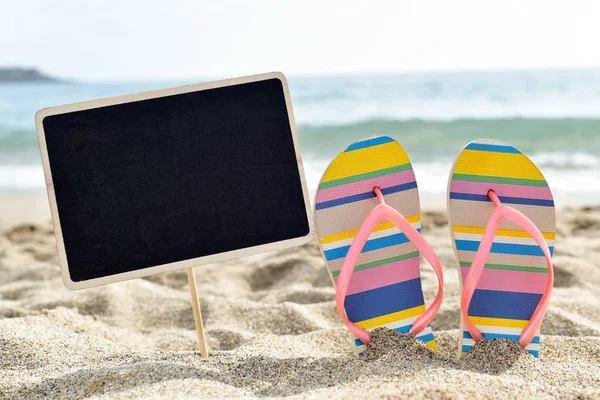 Lege zwarte bord op het strand — Stockfoto