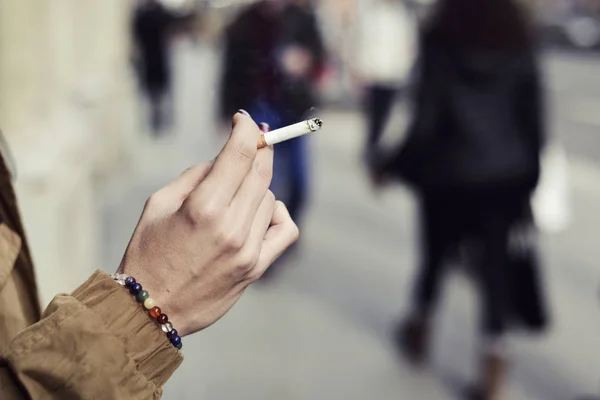 Ung kvinna röker en cigarett — Stockfoto