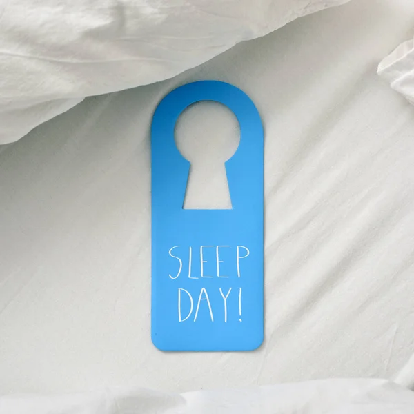 Text režim spánku den v závěs dveří — Stock fotografie