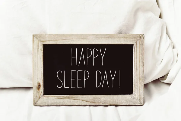 在黑板的文本快乐睡眠日 — 图库照片