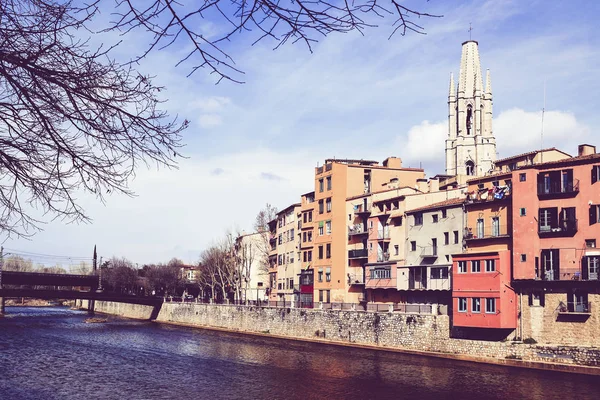 Girona, Hiszpania, i rzekę Onyar — Zdjęcie stockowe