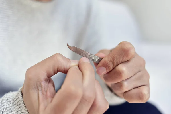 Junger Mann poliert seine Fingernägel — Stockfoto