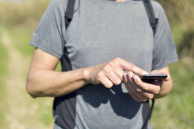 genç adam akıllı telefon açık havada kullanma