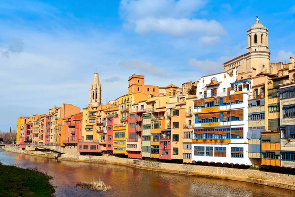 Girona, Hiszpania, i rzekę Onyar — Zdjęcie stockowe