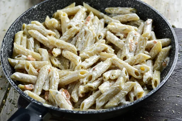 Penne con salmone, panna e formaggio — Foto Stock