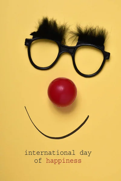 Zabawny twarz i tekst Międzynarodowy Dzień szczęścia — Zdjęcie stockowe