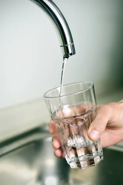 Hombre llenando un vaso de agua del grifo —  Fotos de Stock