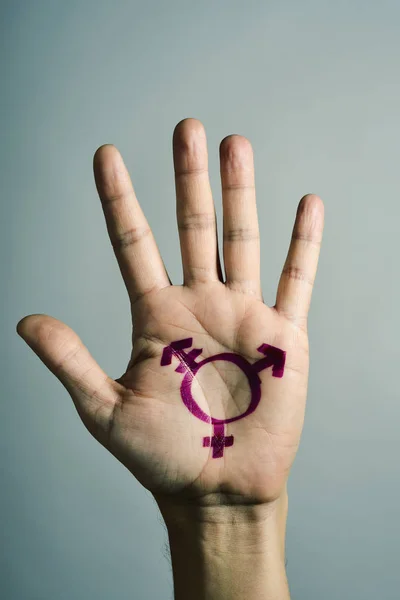 Símbolo transgênero na palma da mão — Fotografia de Stock