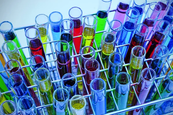 異なる色の液体と試験管 — ストック写真
