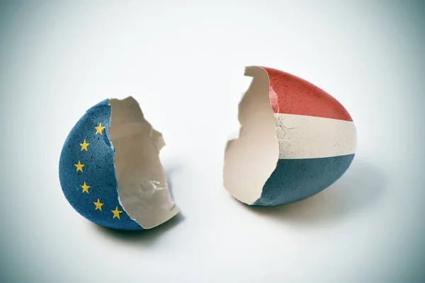 Gebarsten "eggshell" patroon met de Europese en Nederlandse vlag — Stockfoto