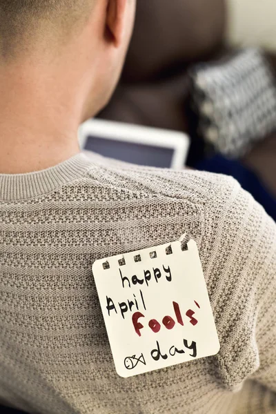 Jovem homem e texto feliz abril tolos dia — Fotografia de Stock