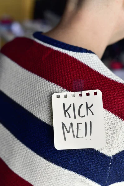 Man with a note with the text kick me — Stock Photo, Image