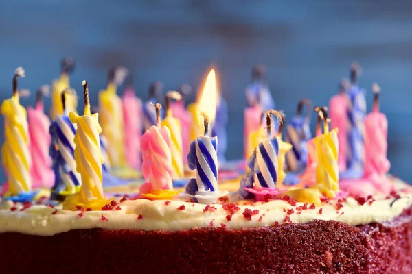 Soprar as velas de um bolo — Fotografia de Stock