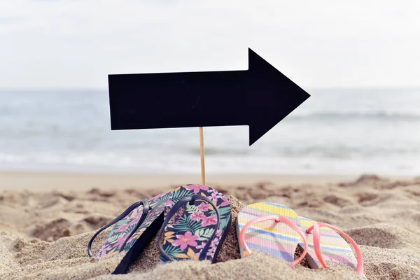 Placa preta em branco na praia — Fotografia de Stock