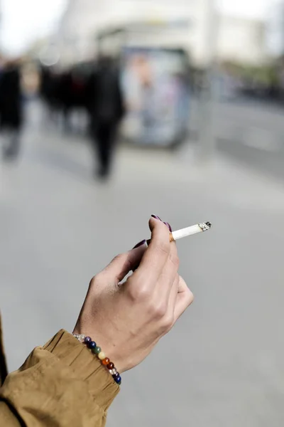 Jonge vrouw rookt een sigaret — Stockfoto