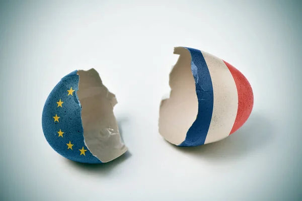 Zerbrochene Eierschale mit europäischen und französischen Flaggen — Stockfoto
