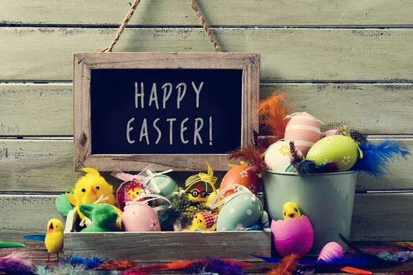 Ovos de Páscoa decorados e texto feliz Páscoa — Fotografia de Stock