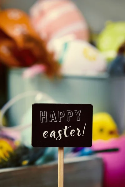 Прикрашені великодні яйця і текст щасливого Великодня — стокове фото