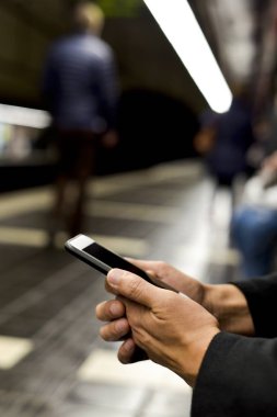 Metro İstasyonu Smartphone kullanan adam