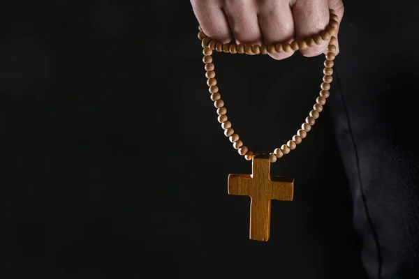 Junger Mann mit einem Rosenkranz in der Hand — Stockfoto