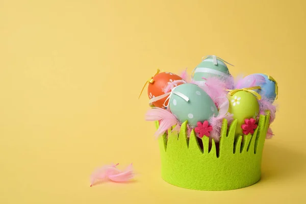 Ovos de Páscoa decorados de cores diferentes — Fotografia de Stock