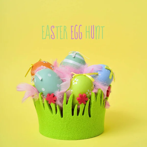 Verzierte Eier und Text Ostereiersuche — Stockfoto