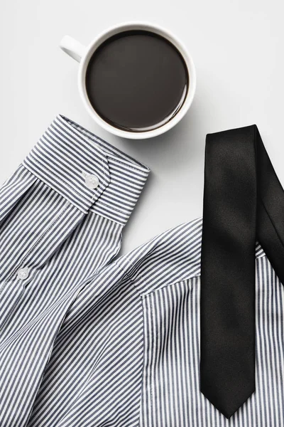 Koffie, stropdas en overhemd — Stockfoto