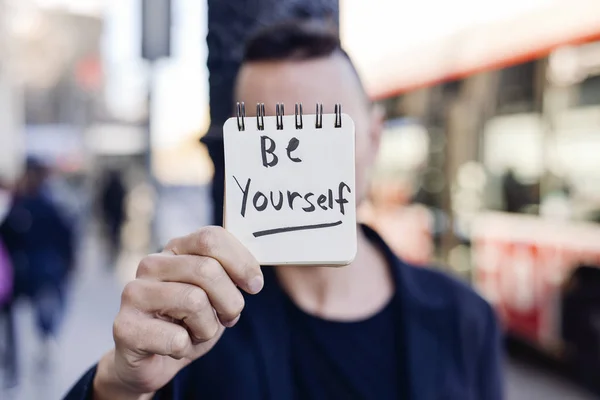 Hombre y texto ser usted mismo en una nota — Foto de Stock