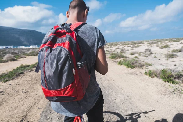 Muž na koni na kole v La Graciosa, Kanárské ostrovy, Španělsko — Stock fotografie