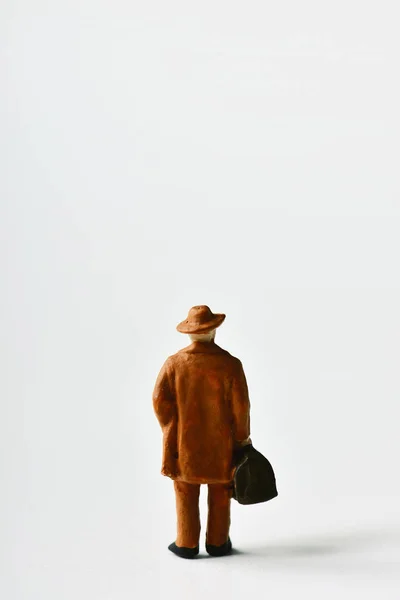 Hombre viajero en miniatura con una maleta — Foto de Stock