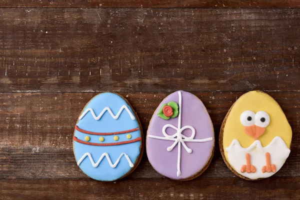 Biscuits décorés comme oeufs de Pâques et poussin — Photo