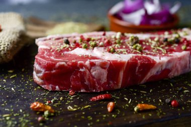 farklı baharatlarla terbiyeli ham şerit biftek
