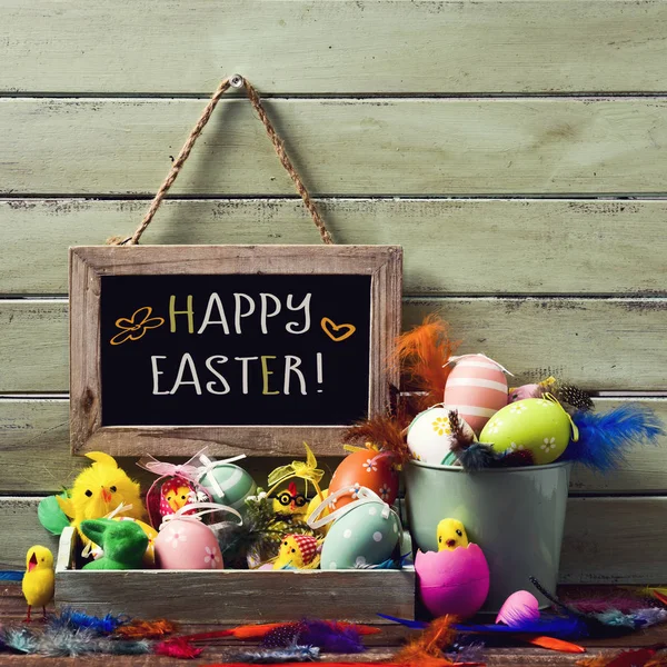 Huevos de Pascua decorados y texto feliz Pascua — Foto de Stock