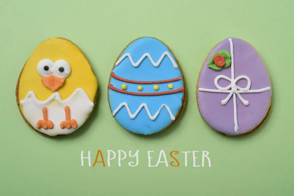 Texto feliz Páscoa, pintinho e ovos decorados — Fotografia de Stock