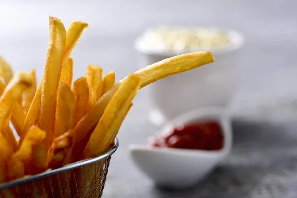 Batatas fritas, maionese e ketchup — Fotografia de Stock