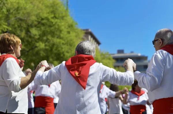 Ludzie tańczą sardanas w mieście Hospitalet de Llobregat, Hiszpania — Zdjęcie stockowe